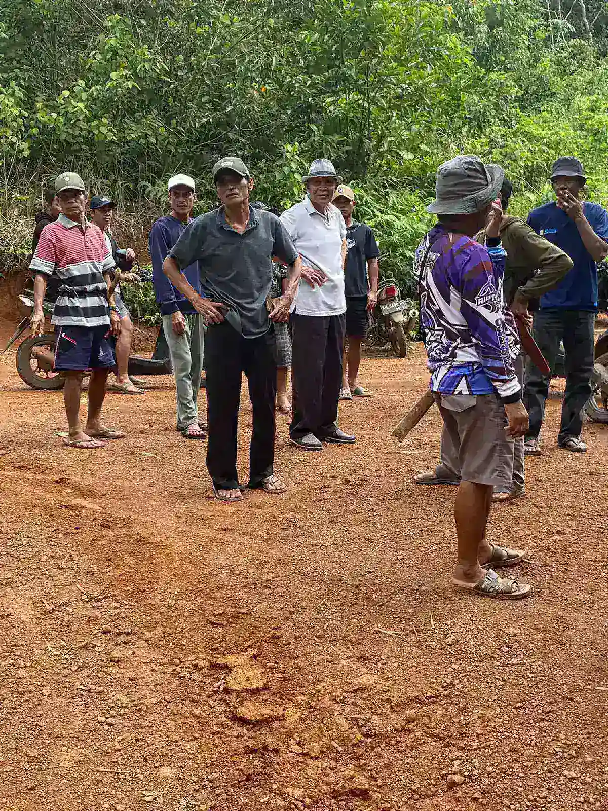 Sinergi Tokoh Masyarakat dan Warga Desa Keruwing Pastikan Kondisi Kondusif Pasca-Penyitaan Satgas