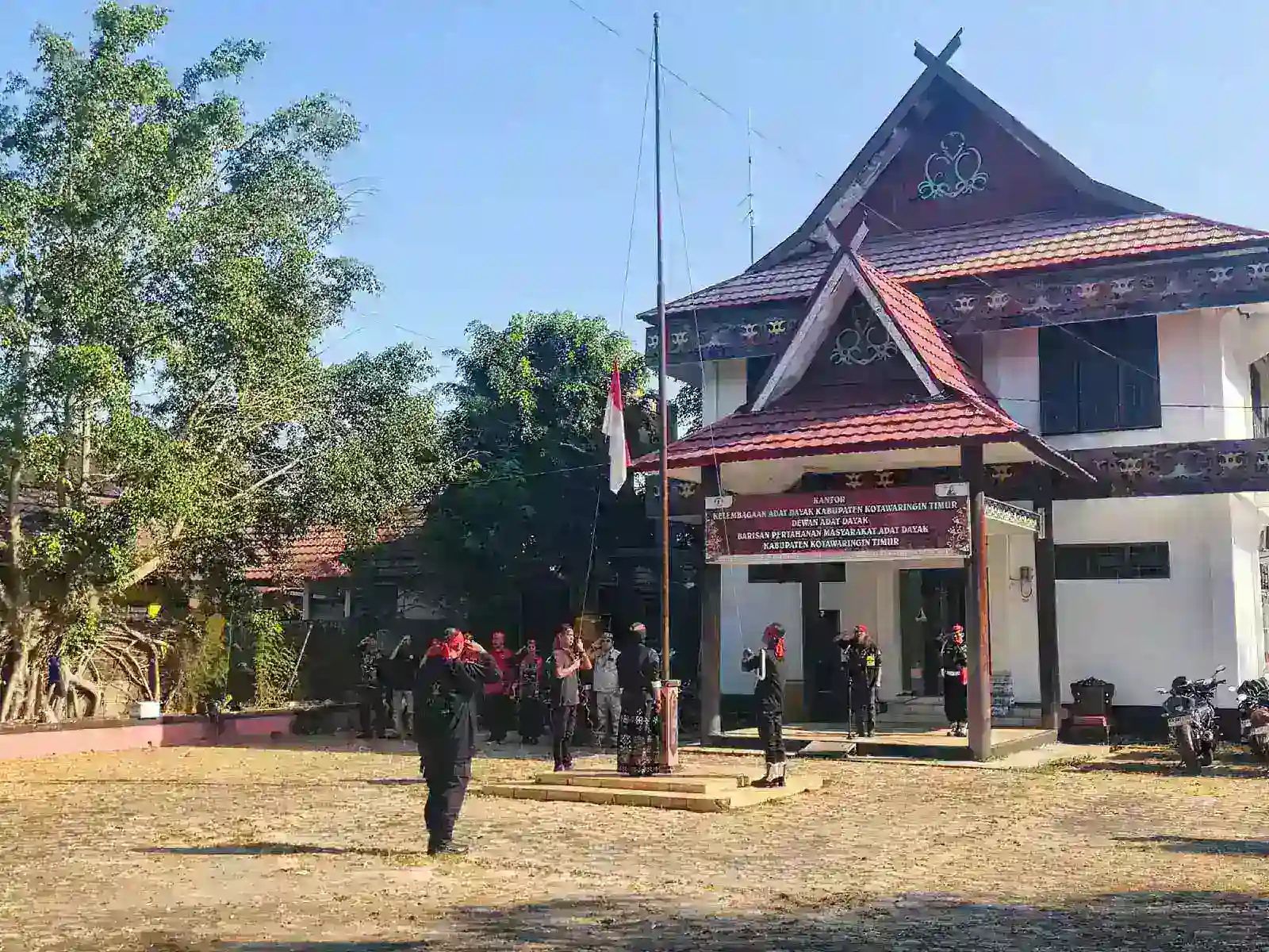 Peringati HUT- RI Ke 81  Batamad Kotim Bersama Ormas Dayak Lainya Apel Gabungan Di Halaman Kantor DAD.