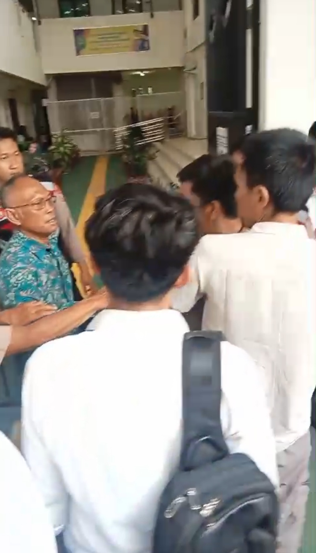 Seseorang yang diduga sebagai Pengacara dari pihak perushaan Cegat dan Halangi Terdakwa di Pengadilan negeri sampit: Kericuhan Warnai Pra-Sidang Tipiring Pencurian Sawit