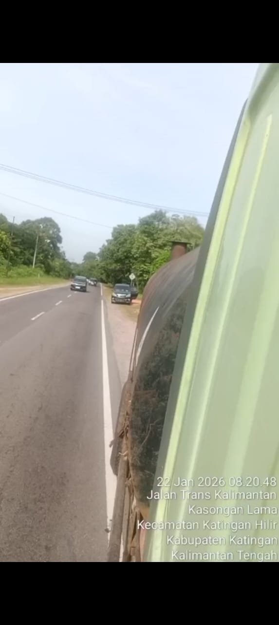 PENGEMUDI MOBIL AVANSA MELAKUKAN ANCAMAN DAN UCAPAN BANGSAT KEPADA SUPIR ASPAL 