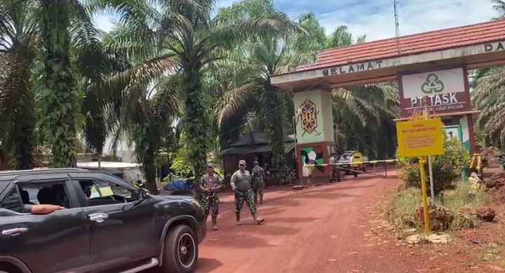 Melintasi PT. TASK 3 Km 45 Menuju PT. DAS yang Disita Satgas PKH, Petugas Agrinas Dihalang-halangi Pengamanan Berseragam Loreng Tanpa Surat Tugas