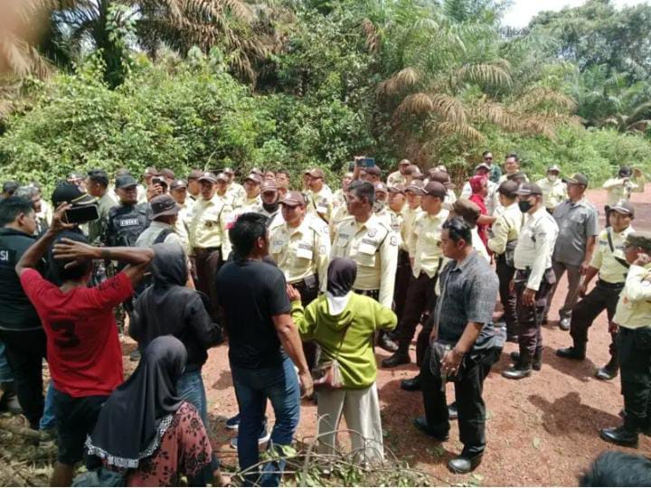 Bentrok di Lahan Sengketa: Diduga Oknum Security PT Agro Indomas Lakukan Kekerasan terhadap Warga, Aparat Hanya Menyaksikan