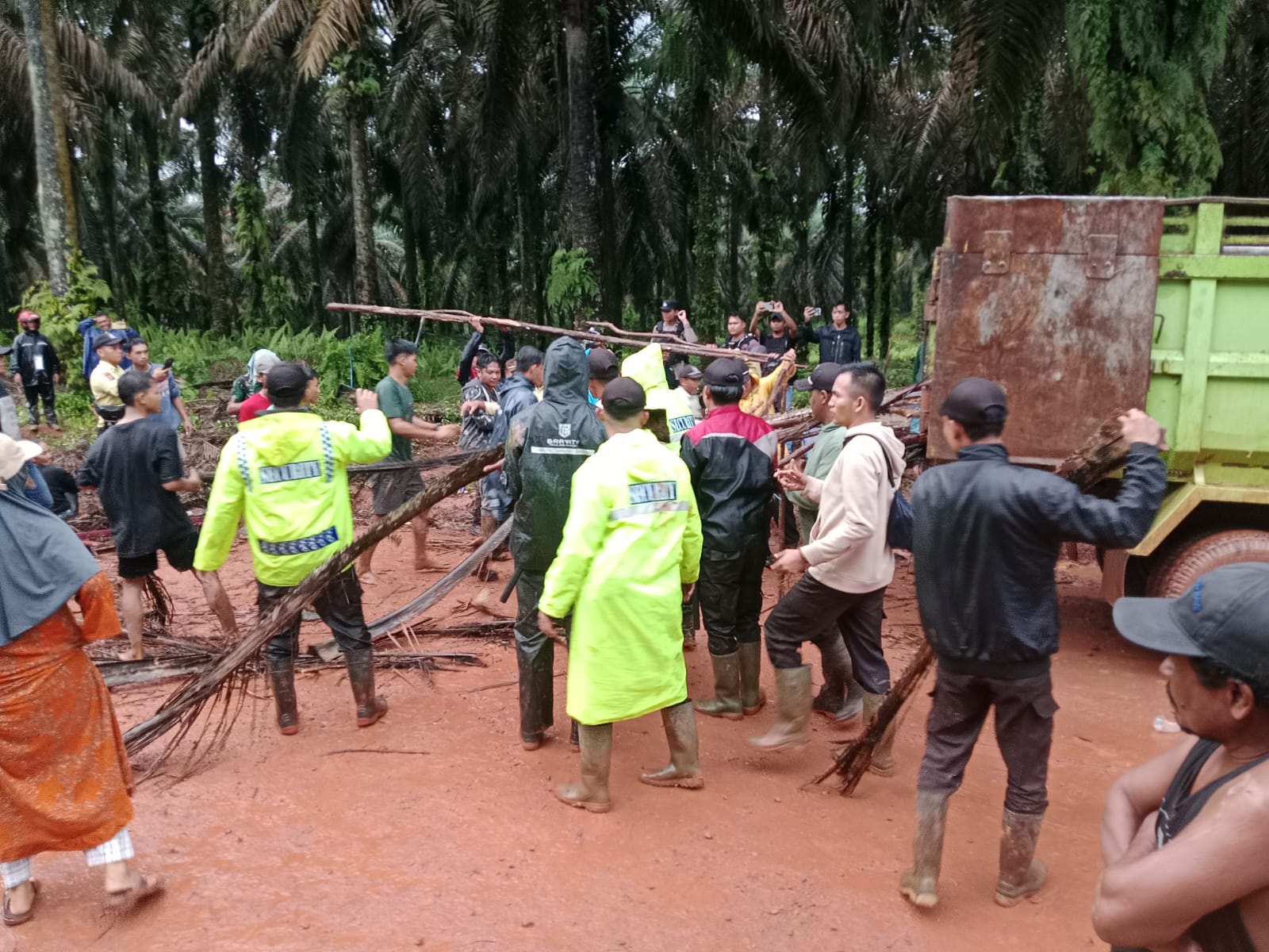 KETERANGAN WARGA KORBAN PEMBONGKARAN PORTAL OLEH PT AGRO INDOMAS